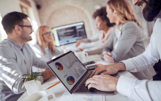 Pessoas utilizando planilha ou software no negócio.