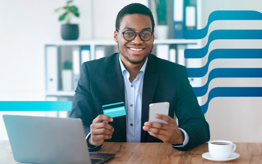 Homem utilizando seu cartão no serviço de conciliações financeiras