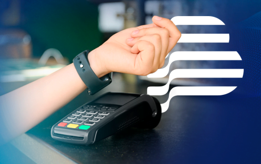 Banner de uma pessoa usando aproximação em uma maquina de cartão