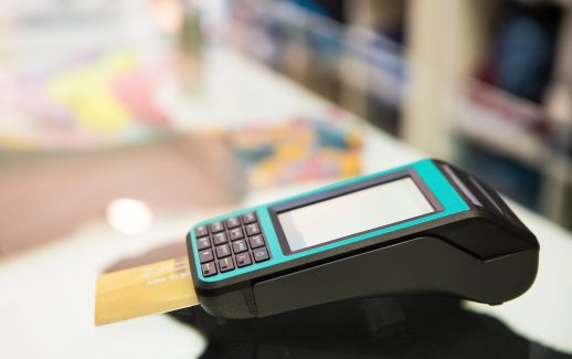 Maquininha de cartão de crédito na mesa