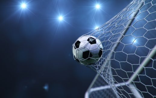 Bola entrando no gol e empurrando a rede