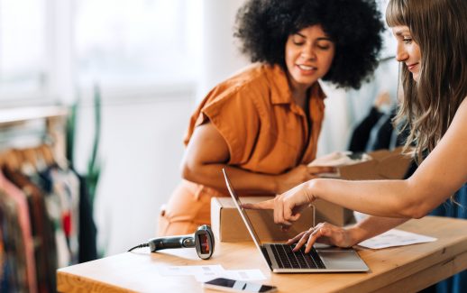 Duas mulheres, uma comprando e uma vendendo.