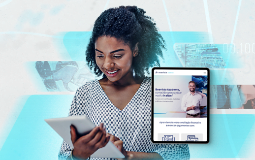 Mulher feliz ao acessar o site Boavista e conhecer os serviços