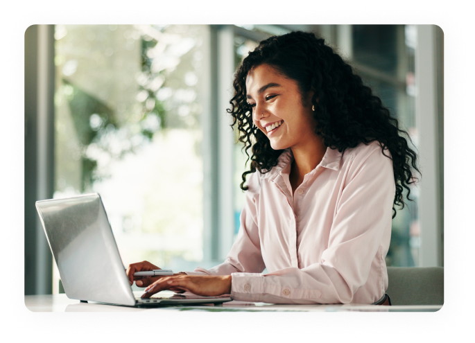 Mulher trabalhando em laptop