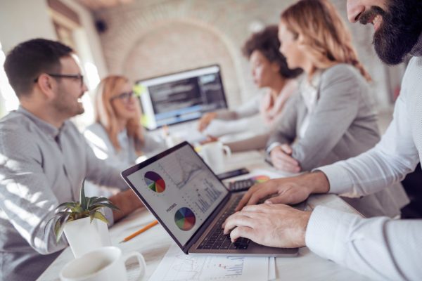 Pessoas utilizando planilha ou software no negócio.