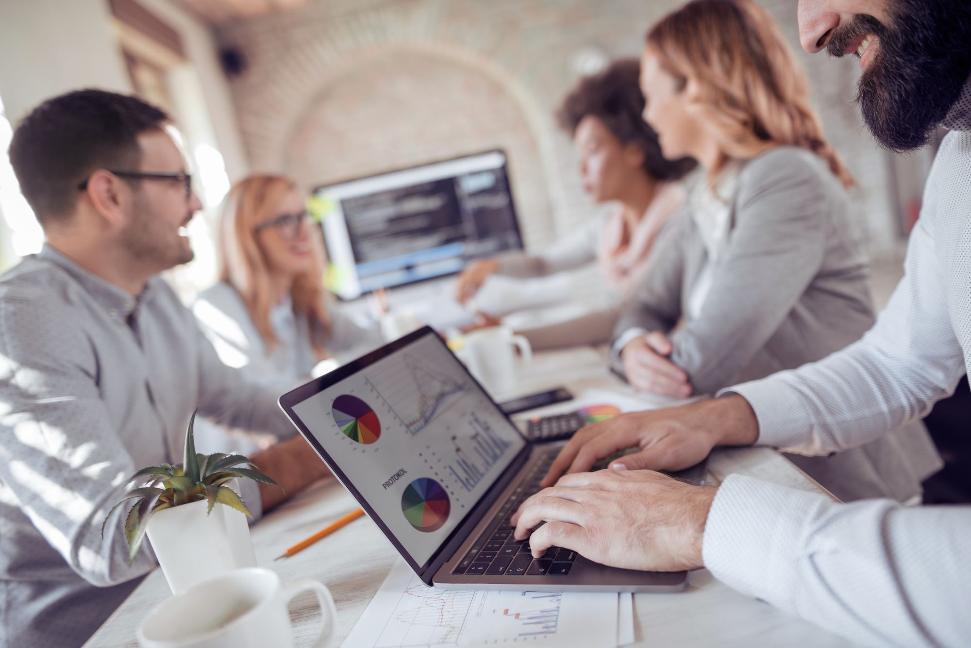 Pessoas utilizando planilha ou software no negócio.