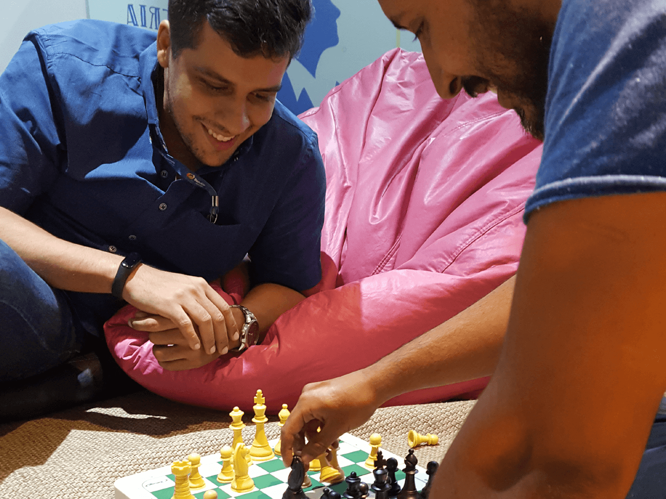 Colaboradores jogando xadrez