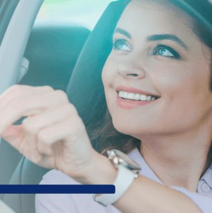 Banner com uma mulher segurando um cartão de crédito