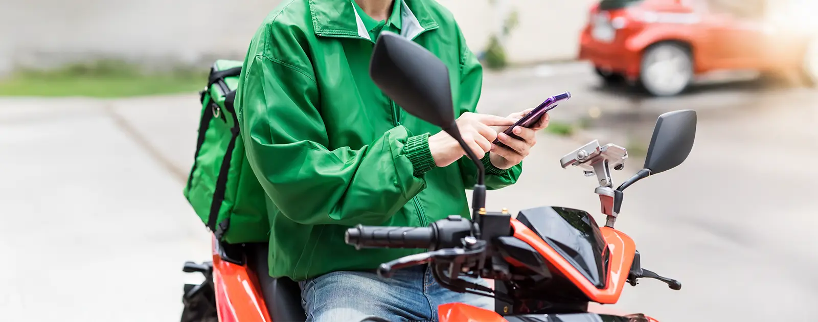 entregador de plataforma de delivery utilizando celular